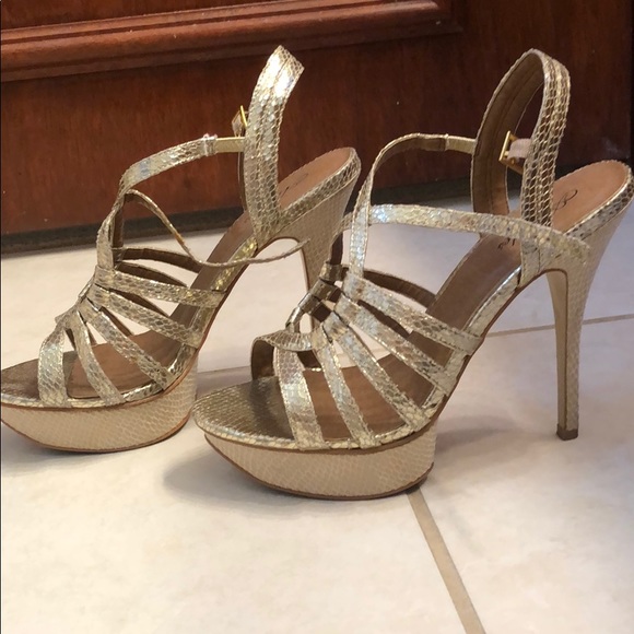 Gold platform heels - Picture 3 of 5